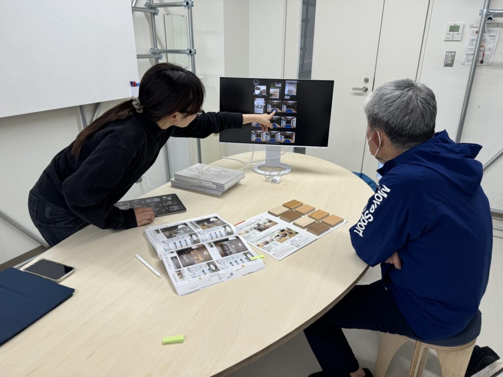 学生と所有者さんの打ち合わせ