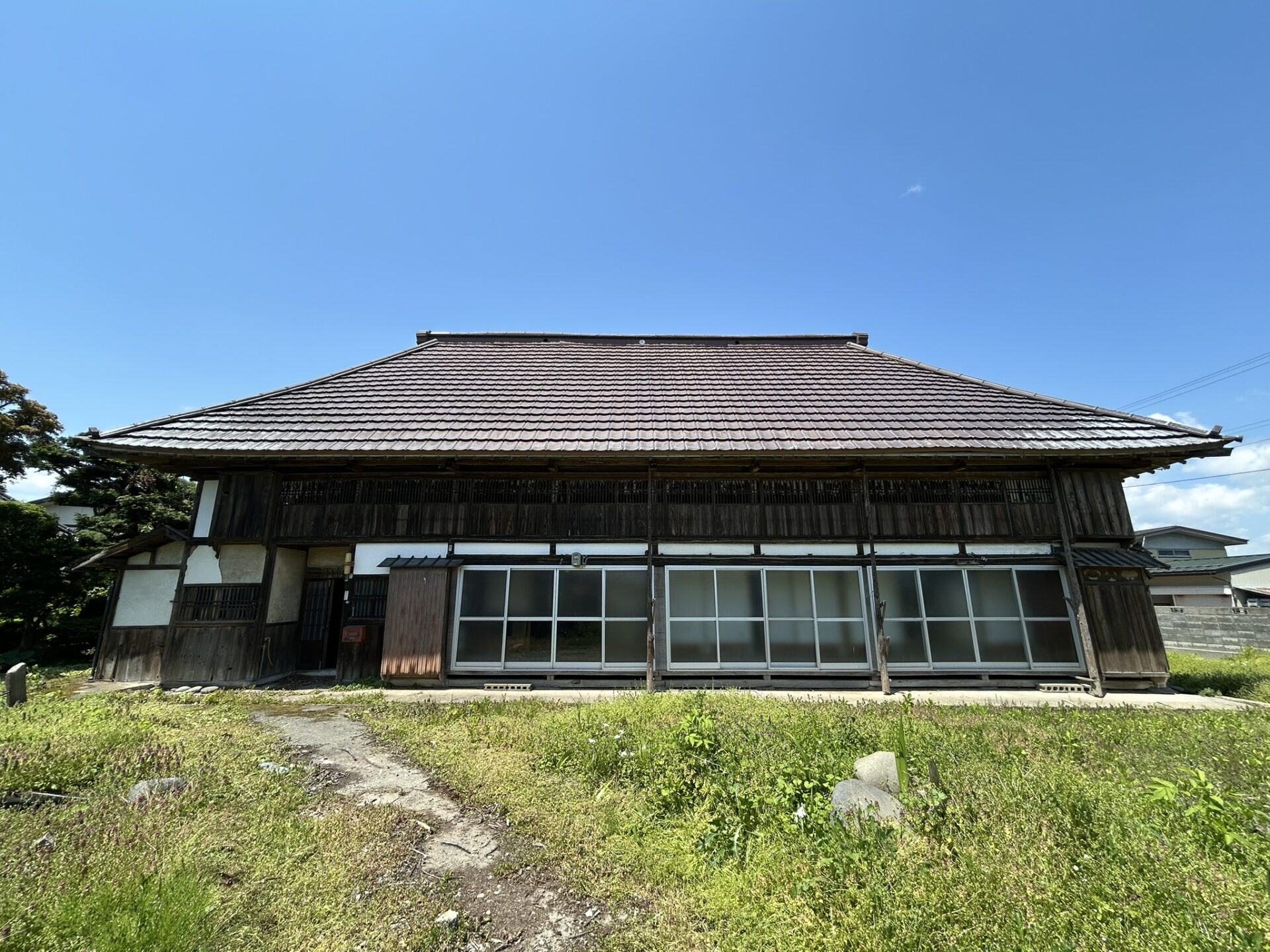 最上川のほとりに佇む